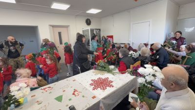 Коледна инициатива на „Черните рози“ стопли сърцата на възрастните хора в Казанлък