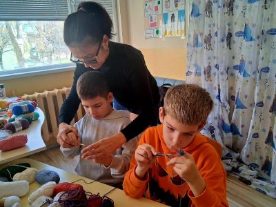 Празнична магия в ОУ „Чудомир“: Малки занаятчии съживиха традициите в „Коледно школо“