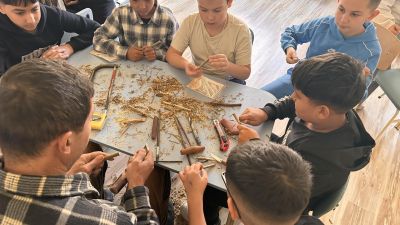 Празнична магия в ОУ „Чудомир“: Малки занаятчии съживиха традициите в „Коледно школо“