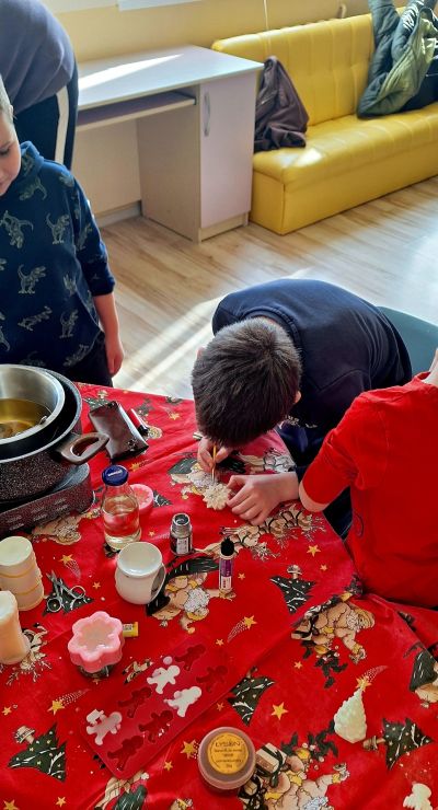 Празнична магия в ОУ „Чудомир“: Малки занаятчии съживиха традициите в „Коледно школо“