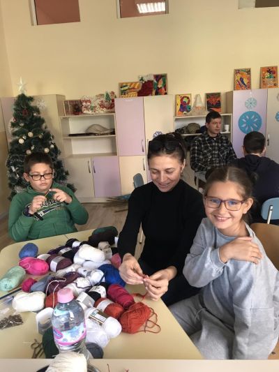 Празнична магия в ОУ „Чудомир“: Малки занаятчии съживиха традициите в „Коледно школо“