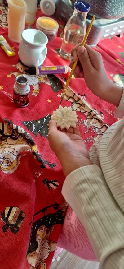 Празнична магия в ОУ „Чудомир“: Малки занаятчии съживиха традициите в „Коледно школо“