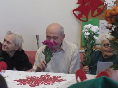 Коледна инициатива на „Черните рози“ стопли сърцата на възрастните хора в Казанлък