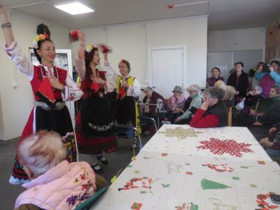 Коледна инициатива на „Черните рози“ стопли сърцата на възрастните хора в Казанлък