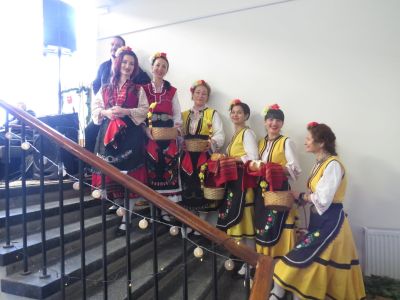 Коледна инициатива на „Черните рози“ стопли сърцата на възрастните хора в Казанлък