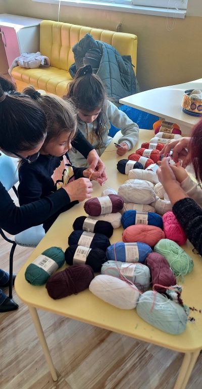 Празнична магия в ОУ „Чудомир“: Малки занаятчии съживиха традициите в „Коледно школо“