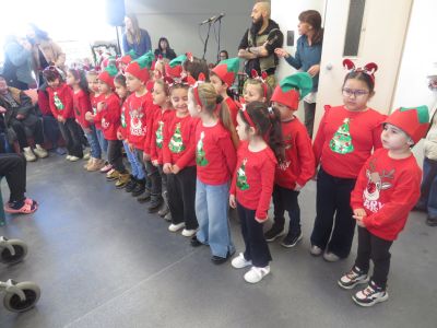 Коледна инициатива на „Черните рози“ стопли сърцата на възрастните хора в Казанлък