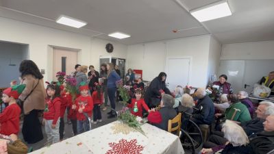 Коледна инициатива на „Черните рози“ стопли сърцата на възрастните хора в Казанлък
