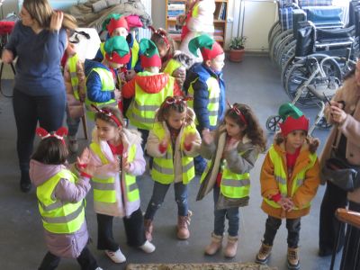 Коледна инициатива на „Черните рози“ стопли сърцата на възрастните хора в Казанлък