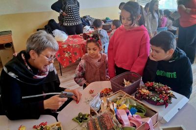 Празнична магия в ОУ „Чудомир“: Малки занаятчии съживиха традициите в „Коледно школо“