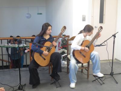 Коледна инициатива на „Черните рози“ стопли сърцата на възрастните хора в Казанлък