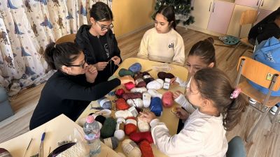 Празнична магия в ОУ „Чудомир“: Малки занаятчии съживиха традициите в „Коледно школо“