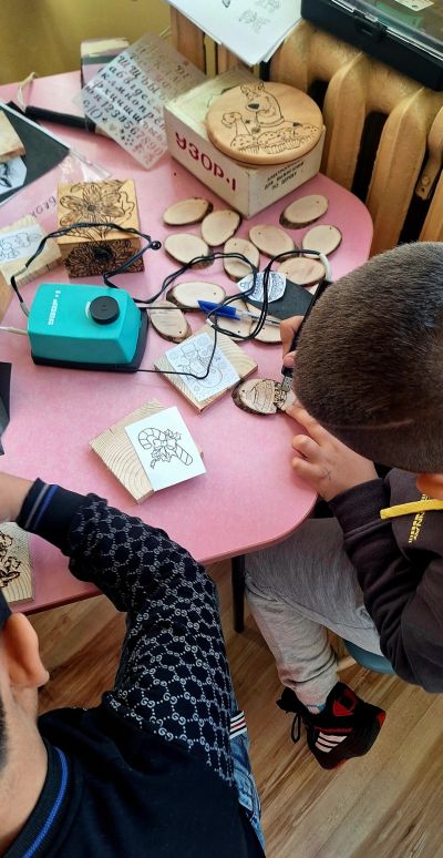 Празнична магия в ОУ „Чудомир“: Малки занаятчии съживиха традициите в „Коледно школо“