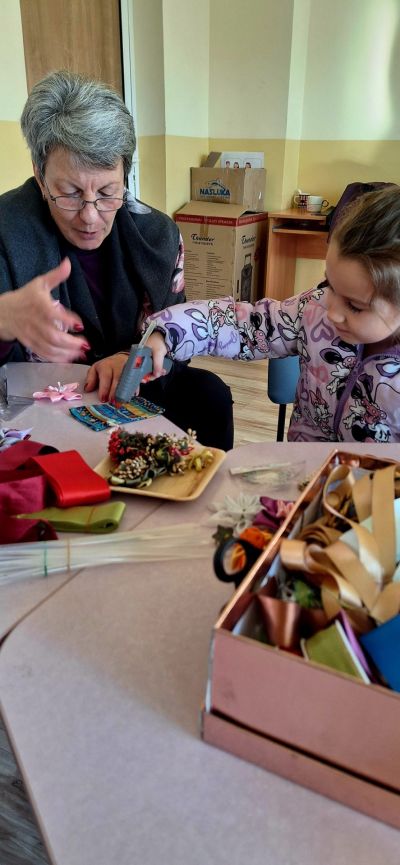 Празнична магия в ОУ „Чудомир“: Малки занаятчии съживиха традициите в „Коледно школо“