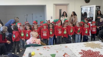 Коледна инициатива на „Черните рози“ стопли сърцата на възрастните хора в Казанлък