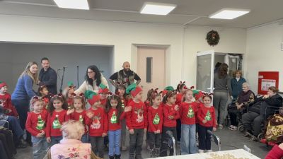 Коледна инициатива на „Черните рози“ стопли сърцата на възрастните хора в Казанлък