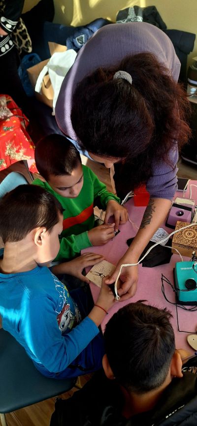 Празнична магия в ОУ „Чудомир“: Малки занаятчии съживиха традициите в „Коледно школо“