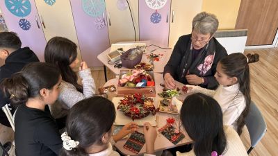 Празнична магия в ОУ „Чудомир“: Малки занаятчии съживиха традициите в „Коледно школо“