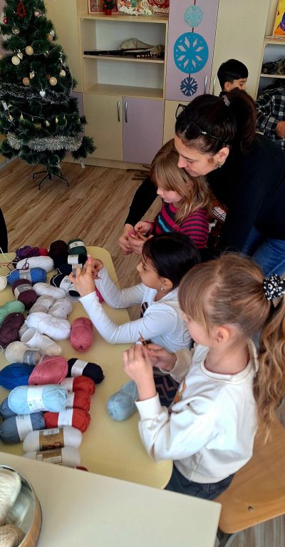 Празнична магия в ОУ „Чудомир“: Малки занаятчии съживиха традициите в „Коледно школо“
