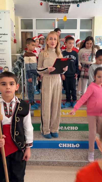 Ученици от ОУ „Чудомир“ с празничен поздрав към децата от ДГ „Слънце 11“ и ДГ „Здравец“