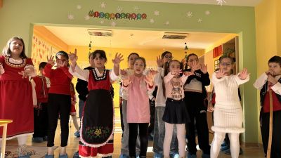 Ученици от ОУ „Чудомир“ с празничен поздрав към децата от ДГ „Слънце 11“ и ДГ „Здравец“