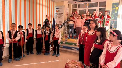 Ученици от ОУ „Чудомир“ с празничен поздрав към децата от ДГ „Слънце 11“ и ДГ „Здравец“ / Новини от Казанлък