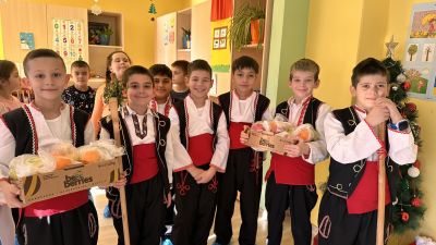 Ученици от ОУ „Чудомир“ с празничен поздрав към децата от ДГ „Слънце 11“ и ДГ „Здравец“