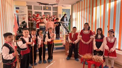 Ученици от ОУ „Чудомир“ с празничен поздрав към децата от ДГ „Слънце 11“ и ДГ „Здравец“