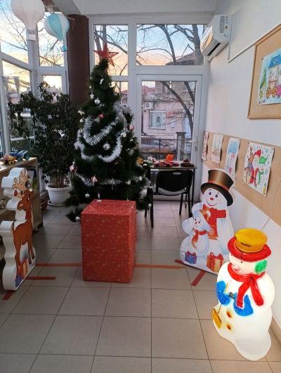 Ученици от Хуманитарната гимназия станаха тайни Дядоколедовци за деца в нужда