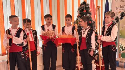 Ученици от ОУ „Чудомир“ с празничен поздрав към децата от ДГ „Слънце 11“ и ДГ „Здравец“