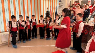 Ученици от ОУ „Чудомир“ с празничен поздрав към децата от ДГ „Слънце 11“ и ДГ „Здравец“