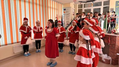 Ученици от ОУ „Чудомир“ с празничен поздрав към децата от ДГ „Слънце 11“ и ДГ „Здравец“