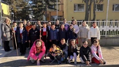 Ученици от ОУ „Чудомир“ с празничен поздрав към децата от ДГ „Слънце 11“ и ДГ „Здравец“