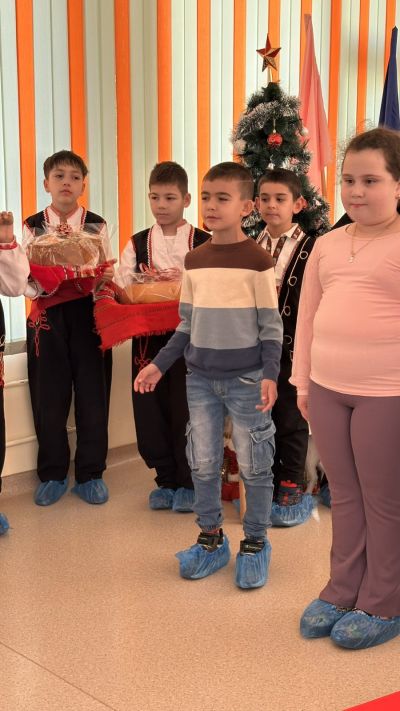 Ученици от ОУ „Чудомир“ с празничен поздрав към децата от ДГ „Слънце 11“ и ДГ „Здравец“