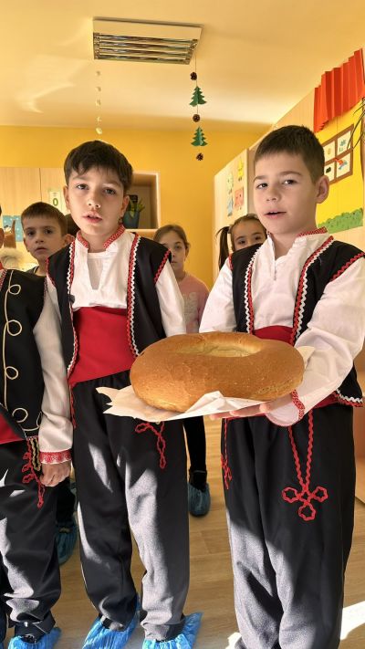 Ученици от ОУ „Чудомир“ с празничен поздрав към децата от ДГ „Слънце 11“ и ДГ „Здравец“