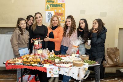 Коледният базар „С вкус на Коледа“ в ПГЛПТ събра 3100 лева в помощ на Ивелина Тонева / Новини от Казанлък