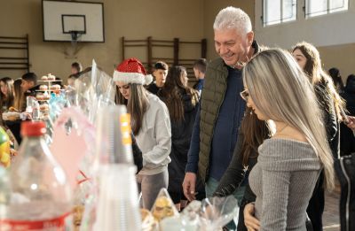 Коледният базар „С вкус на Коледа“ в ПГЛПТ събра 3100 лева в помощ на Ивелина Тонева