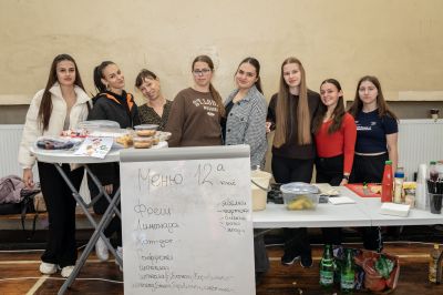 Коледният базар „С вкус на Коледа“ в ПГЛПТ събра 3100 лева в помощ на Ивелина Тонева