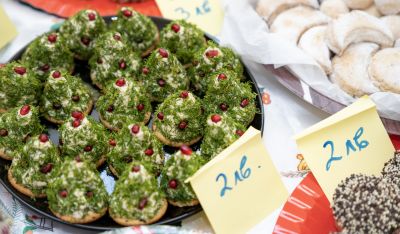 Коледният базар „С вкус на Коледа“ в ПГЛПТ събра 3100 лева в помощ на Ивелина Тонева