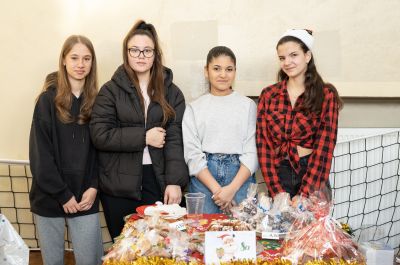 Коледният базар „С вкус на Коледа“ в ПГЛПТ събра 3100 лева в помощ на Ивелина Тонева