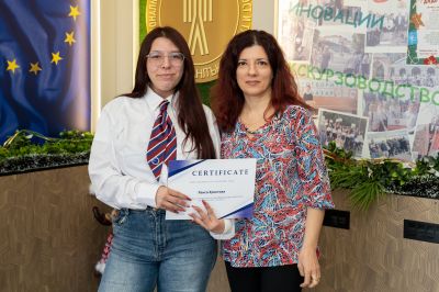 Възпитаничка на ПГЛПТ със сертификат от престижно международно езиково състезание / Новини от Казанлък