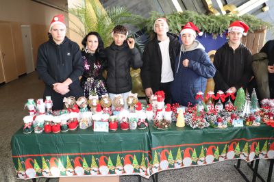 Благотворителен коледен базар в ПГ по транспорт и транспортен мениджмънт - Казанлък  / Новини от Казанлък