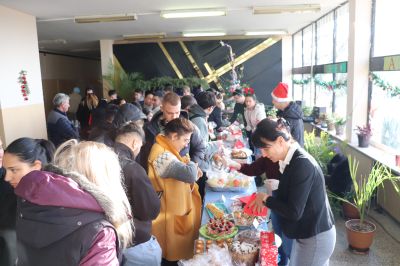 Благотворителен коледен базар в ПГ по транспорт и транспортен мениджмънт - Казанлък 