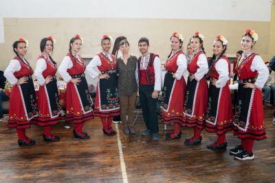 Коледният базар „С вкус на Коледа“ в ПГЛПТ събра 3100 лева в помощ на Ивелина Тонева