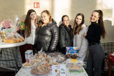 Коледният базар „С вкус на Коледа“ в ПГЛПТ събра 3100 лева в помощ на Ивелина Тонева
