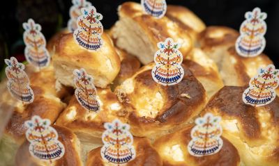 Коледният базар „С вкус на Коледа“ в ПГЛПТ събра 3100 лева в помощ на Ивелина Тонева