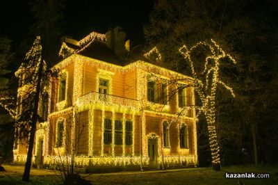 Празнични светлини озариха Шипковата къща в Казанлък