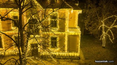 Празнични светлини озариха Шипковата къща в Казанлък