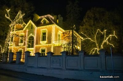 Празнични светлини озариха Шипковата къща в Казанлък