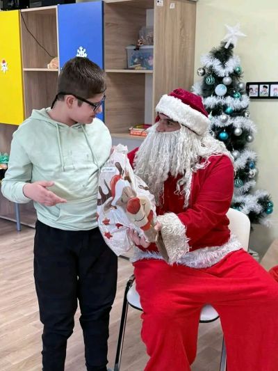 „Жените на Казанлък“ с коледен спектакъл за деца със специални потребности